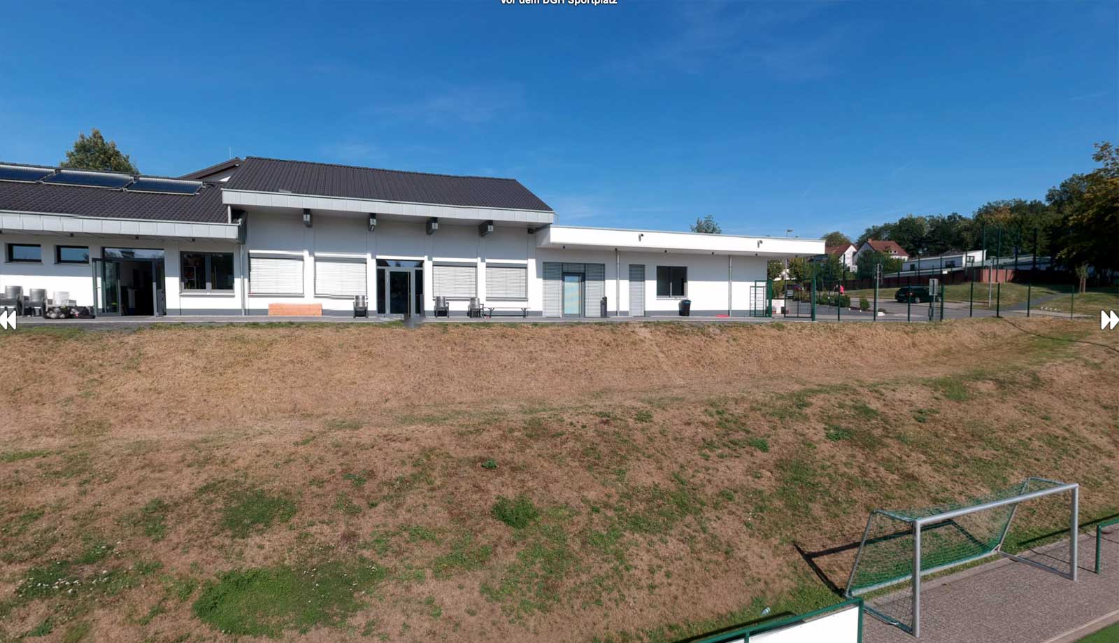Dorfgemeinschaftshaus vom Sportplatz aus gesehen