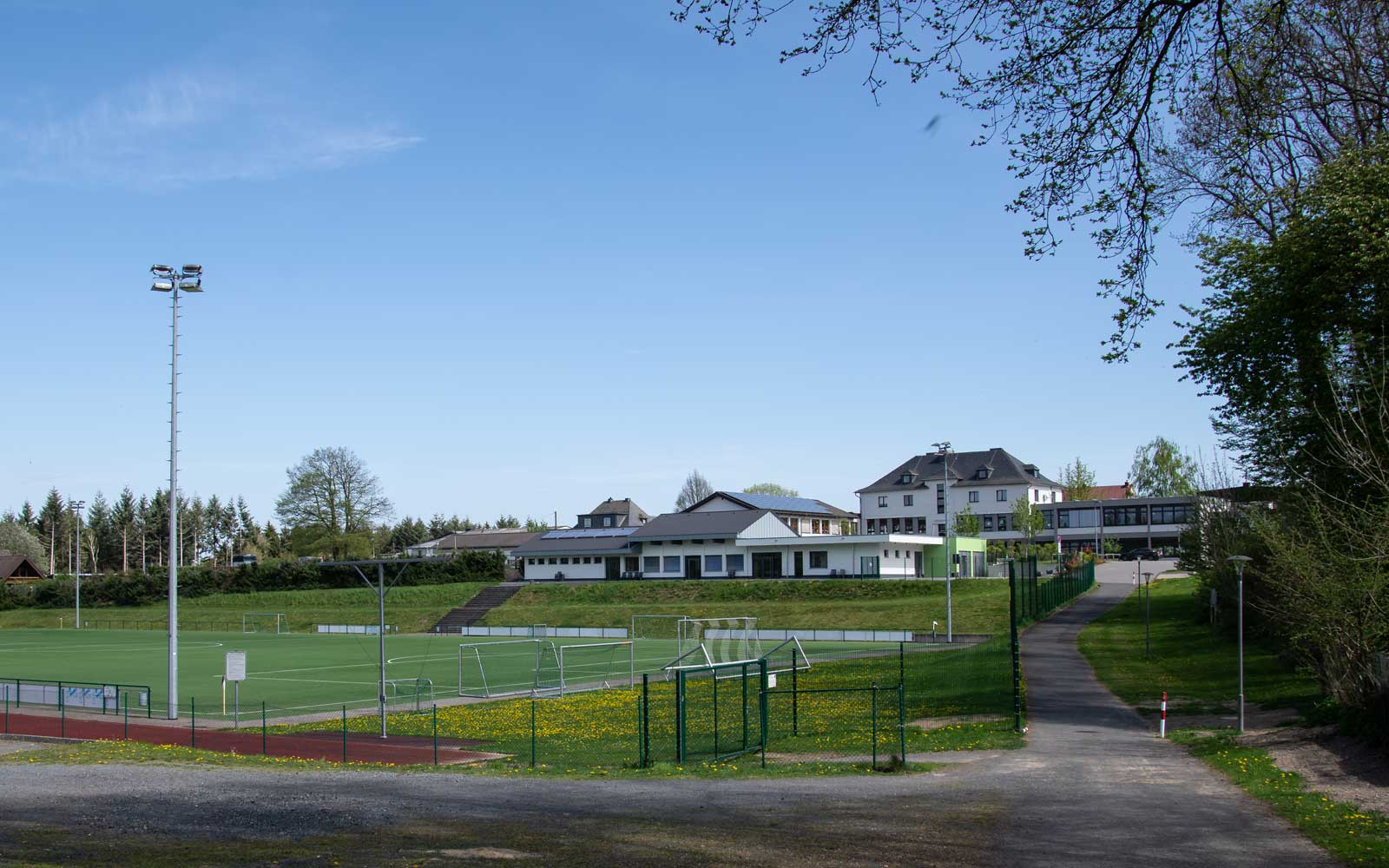 Dorfgemeinschaftshaus vom Sportplatz aus gesehen